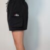Cargo sport 02 Vintage zwart Fila rokje met elastische taille, strikkoord en cargo zakdetails aan de zijkant.
