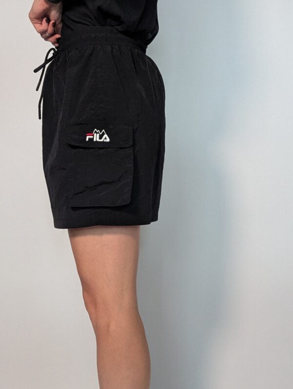 Cargo sport 02 Vintage zwart Fila rokje met elastische taille, strikkoord en cargo zakdetails aan de zijkant.