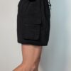 Cargo sport 04 Vintage zwart Fila rokje met elastische taille, strikkoord en cargo zakdetails aan de zijkant.