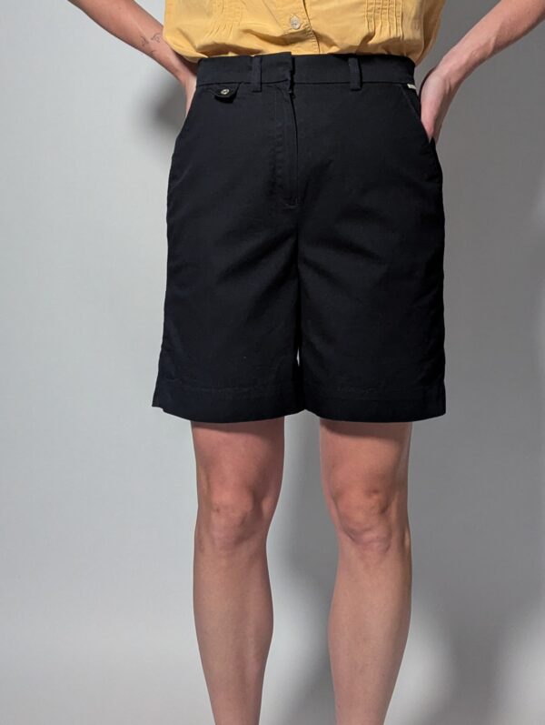 City short 02 Vintage donkerblauwe short met hoge taille, steekzakken en rechte pasvorm.