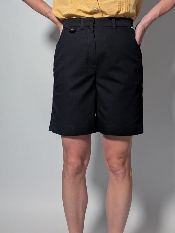 Vintage donkerblauwe short met hoge taille, steekzakken en rechte pasvorm.