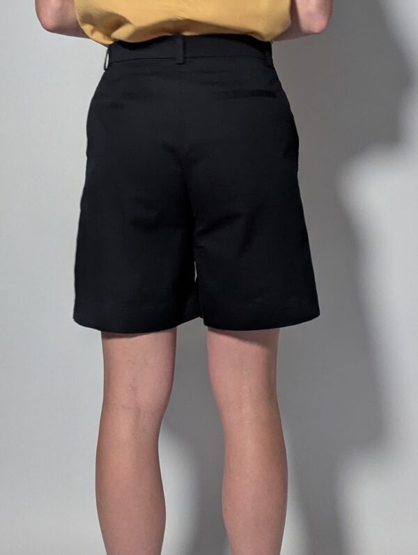 City short 05 Vintage donkerblauwe short met hoge taille, steekzakken en rechte pasvorm.