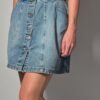 Denim button 01 Vintage lichtblauwe denim rok met hoge taille, rechte pasvorm en knoopsluiting aan de voorkant.