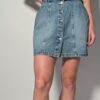 Denim button 02 Vintage lichtblauwe denim rok met hoge taille, rechte pasvorm en knoopsluiting aan de voorkant.