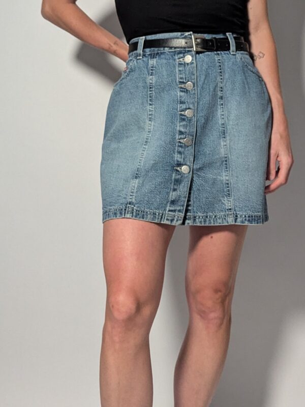 Vintage lichtblauwe denim rok met hoge taille, rechte pasvorm en knoopsluiting aan de voorkant.