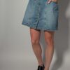 Denim button 03 Vintage lichtblauwe denim rok met hoge taille, rechte pasvorm en knoopsluiting aan de voorkant.