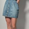 Denim button 04 Vintage lichtblauwe denim rok met hoge taille, rechte pasvorm en knoopsluiting aan de voorkant.