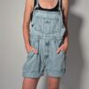 Denim overall 01 Vintage lichtblauwe denim overall met korte broekspijpen, verstelbare schouderbanden en relaxte pasvorm.