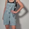 Denim overall 02 Vintage lichtblauwe denim overall met korte broekspijpen, verstelbare schouderbanden en relaxte pasvorm.