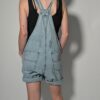 Denim overall 03 Vintage lichtblauwe denim overall met korte broekspijpen, verstelbare schouderbanden en relaxte pasvorm.