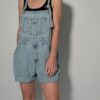 Denim overall 04 Vintage lichtblauwe denim overall met korte broekspijpen, verstelbare schouderbanden en relaxte pasvorm.