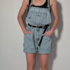 Denim overall 05 Vintage lichtblauwe denim overall met korte broekspijpen, verstelbare schouderbanden en relaxte pasvorm.