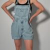 Denim overall 06 Vintage lichtblauwe denim overall met korte broekspijpen, verstelbare schouderbanden en relaxte pasvorm.