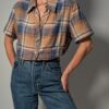 Vintage plaid blouse met korte mouwen in blauw, beige en taupe met klassieke kraag en luchtige pasvorm.