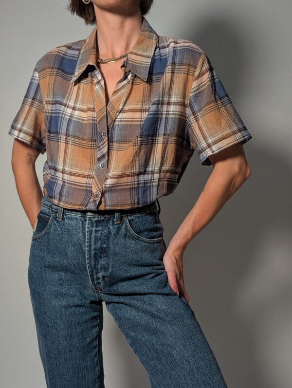 Vintage plaid blouse met korte mouwen in blauw, beige en taupe met klassieke kraag en luchtige pasvorm.