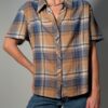 Vintage plaid blouse met korte mouwen in blauw, beige en taupe met klassieke kraag en luchtige pasvorm.