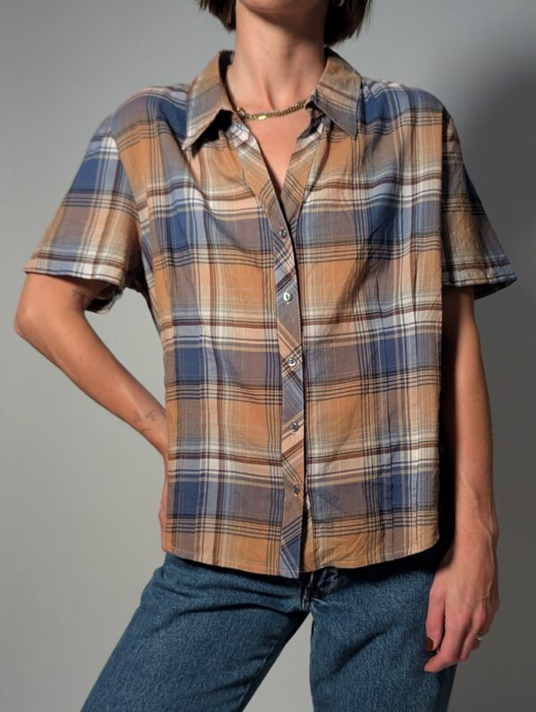 Vintage plaid blouse met korte mouwen in blauw, beige en taupe met klassieke kraag en luchtige pasvorm.