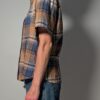Vintage plaid blouse met korte mouwen in blauw, beige en taupe met klassieke kraag en luchtige pasvorm.