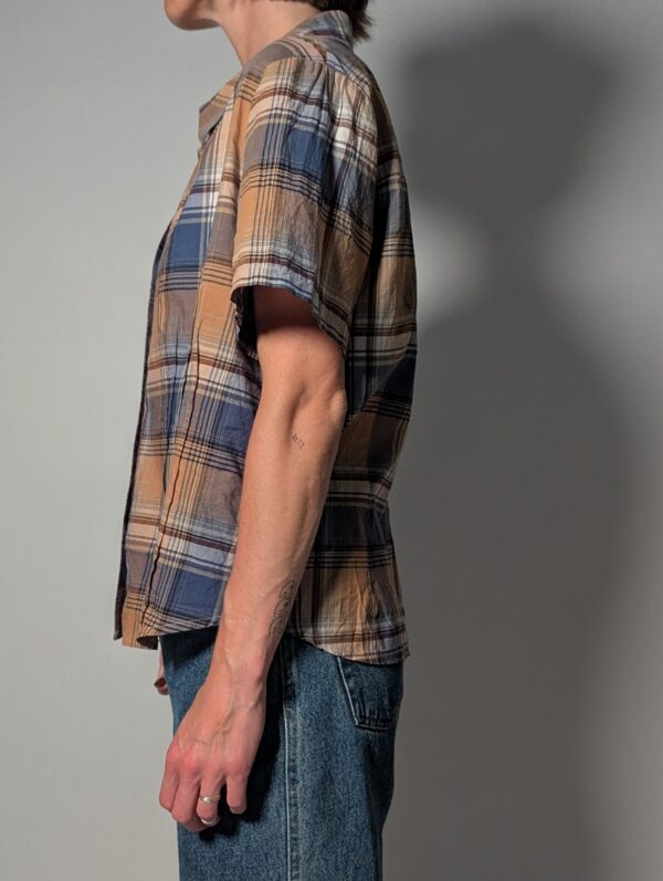 Vintage plaid blouse met korte mouwen in blauw, beige en taupe met klassieke kraag en luchtige pasvorm.