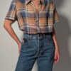 Vintage plaid blouse met korte mouwen in blauw, beige en taupe met klassieke kraag en luchtige pasvorm.