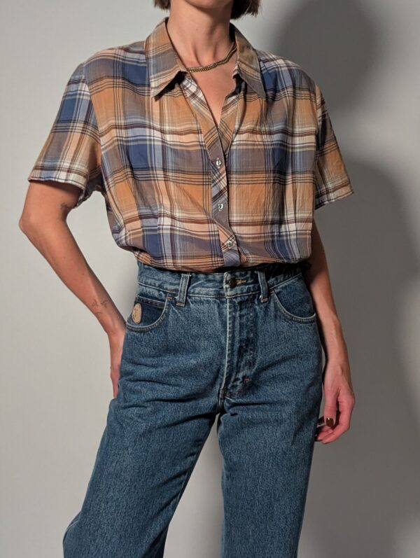 Vintage plaid blouse met korte mouwen in blauw, beige en taupe met klassieke kraag en luchtige pasvorm.