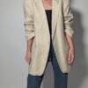 Vintage blazer in zachte ivoor- en beigetint met fijne krijtstreep, klassieke revers en rechte licht oversized pasvorm.