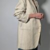 Vintage blazer in zachte ivoor- en beigetint met fijne krijtstreep, klassieke revers en rechte licht oversized pasvorm.