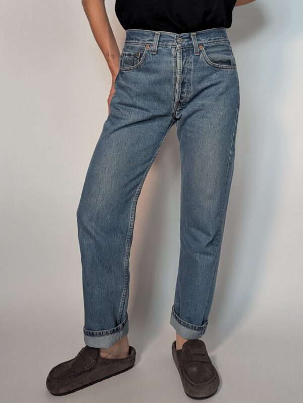 Levi's 501 01 Vintage Levi’s 501 jeans in lichtblauwe wassing met hoge taille en rechte pijpen.