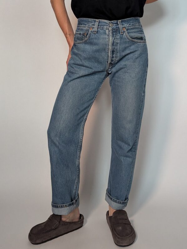 Levi's 501 01 Vintage Levi’s 501 jeans in lichtblauwe wassing met hoge taille en rechte pijpen.