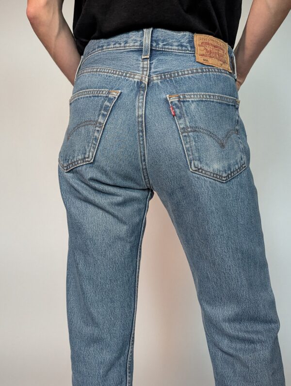 Levi's 501 02 Vintage Levi’s 501 jeans in lichtblauwe wassing met hoge taille en rechte pijpen.