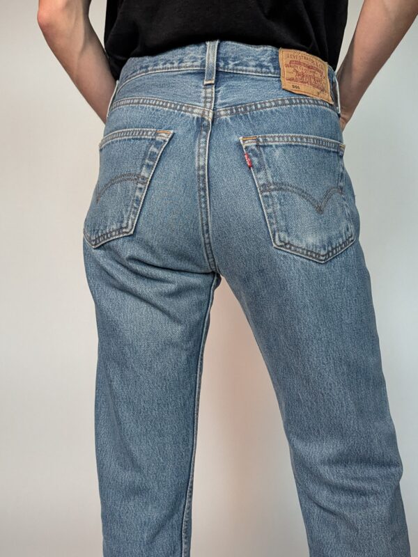 Vintage Levi’s 501 jeans in lichtblauwe wassing met hoge taille en rechte pijpen.