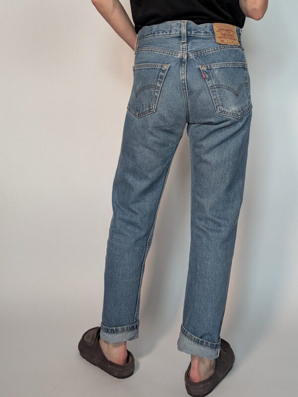 Levi's 501 04 Vintage Levi’s 501 jeans in lichtblauwe wassing met hoge taille en rechte pijpen.