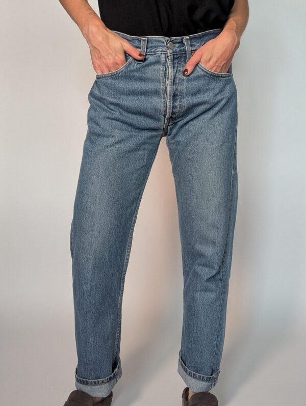 Levi's 501 05 Vintage Levi’s 501 jeans in lichtblauwe wassing met hoge taille en rechte pijpen.