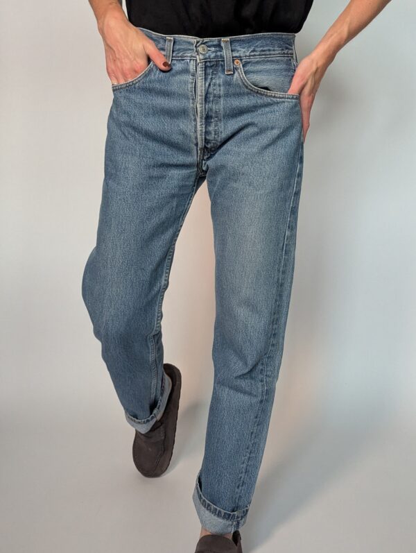 Levi's 501 06 Vintage Levi’s 501 jeans in lichtblauwe wassing met hoge taille en rechte pijpen.