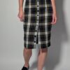 Midnight check-in 01 Vintage midi plaid rok in donkerblauw, grijs en crème met fijne gele lijnen en knoopsluiting aan de voorkant.