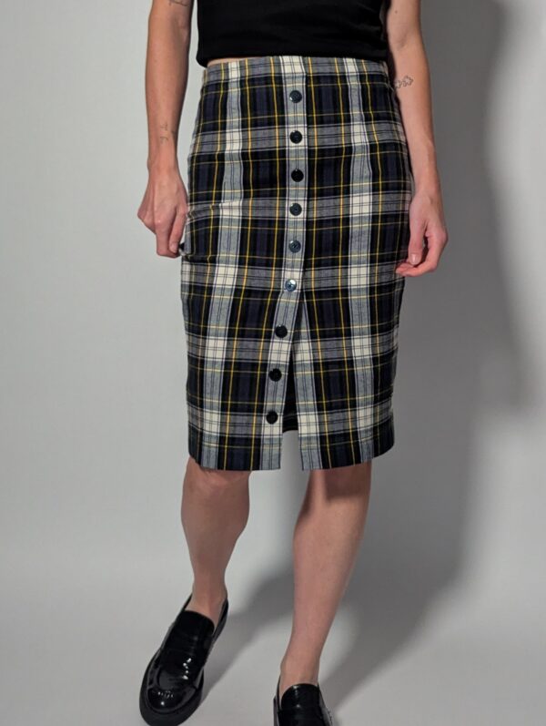 Midnight check-in 01 Vintage midi plaid rok in donkerblauw, grijs en crème met fijne gele lijnen en knoopsluiting aan de voorkant.