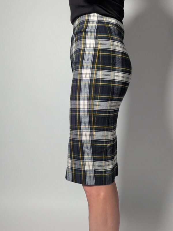 Vintage midi plaid rok in donkerblauw, grijs en crème met fijne gele lijnen en knoopsluiting aan de voorkant.
