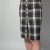 Midnight check-in 03 Vintage midi plaid rok in donkerblauw, grijs en crème met fijne gele lijnen en knoopsluiting aan de voorkant.