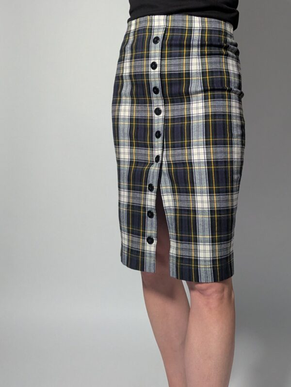 Midnight check-in 03 Vintage midi plaid rok in donkerblauw, grijs en crème met fijne gele lijnen en knoopsluiting aan de voorkant.