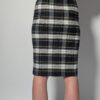 Midnight check-in 04 Vintage midi plaid rok in donkerblauw, grijs en crème met fijne gele lijnen en knoopsluiting aan de voorkant.