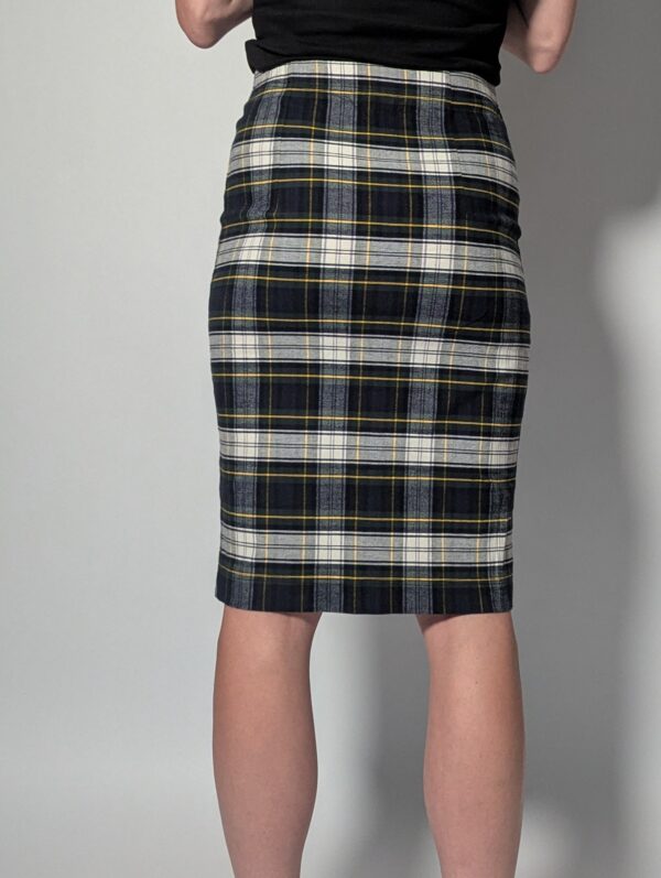 Midnight check-in 04 Vintage midi plaid rok in donkerblauw, grijs en crème met fijne gele lijnen en knoopsluiting aan de voorkant.