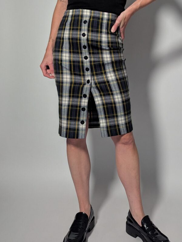 Midnight check-in 05 Vintage midi plaid rok in donkerblauw, grijs en crème met fijne gele lijnen en knoopsluiting aan de voorkant.