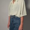 Mint grid 02 Vintage mintgroene blouse met subtiele rasterstructuur, korte wijde mouwen en luchtige pasvorm.