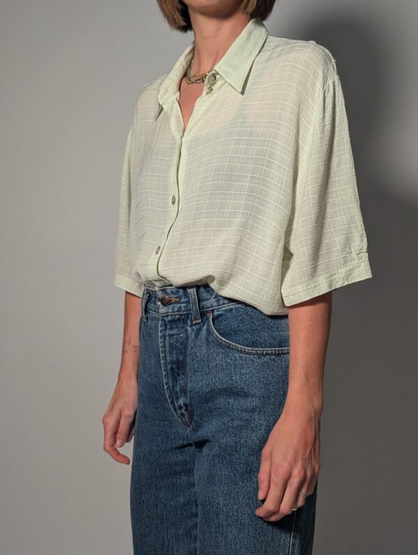 Mint grid 02 Vintage mintgroene blouse met subtiele rasterstructuur, korte wijde mouwen en luchtige pasvorm.