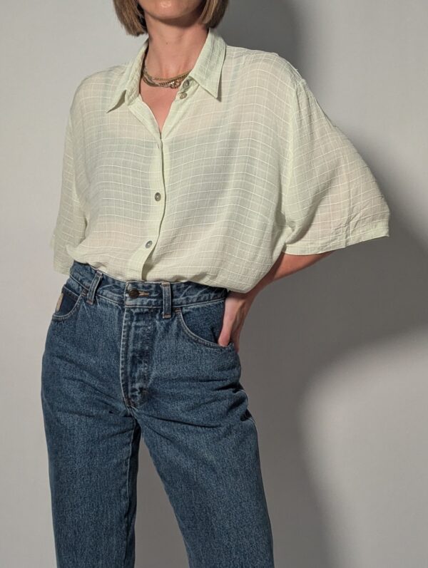 Mint grid 03 Vintage mintgroene blouse met subtiele rasterstructuur, korte wijde mouwen en luchtige pasvorm.