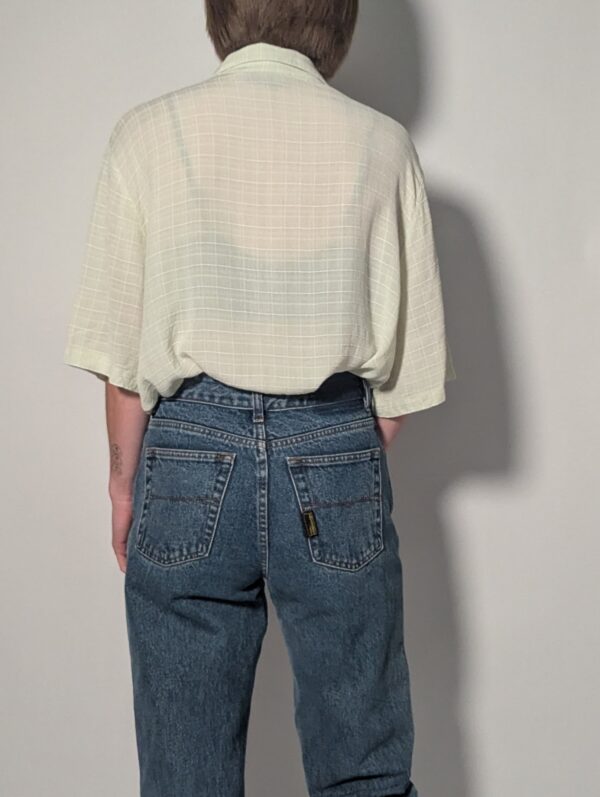 Mint grid 04 Vintage mintgroene blouse met subtiele rasterstructuur, korte wijde mouwen en luchtige pasvorm.