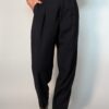 Navy tailor 01 Vintage donkerblauwe pantalon met hoge taille, subtiele plooien en taps toelopende pasvorm.
