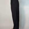 Navy tailor 02 Vintage donkerblauwe pantalon met hoge taille, subtiele plooien en taps toelopende pasvorm.