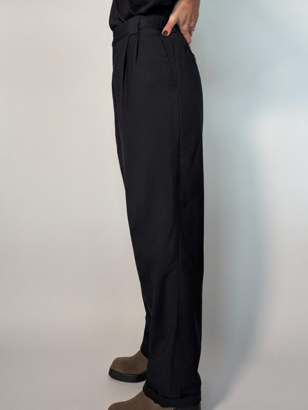 Navy tailor 02 Vintage donkerblauwe pantalon met hoge taille, subtiele plooien en taps toelopende pasvorm.