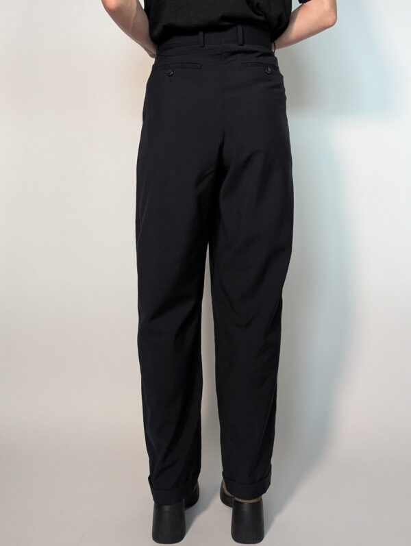 Navy tailor 03 Vintage donkerblauwe pantalon met hoge taille, subtiele plooien en taps toelopende pasvorm.